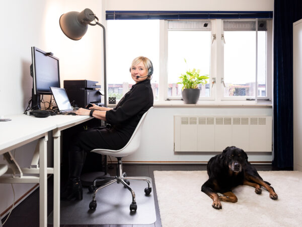 Katarina geeft online LinkedIn training en hond ligt ernaast